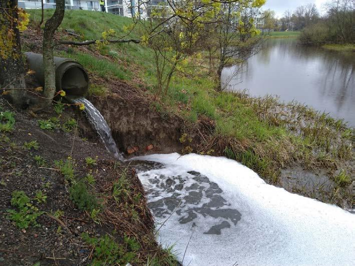 Kuva 9.1. Kaupunkialueella jokien vaahtoamisesta tulee ajoittain kyselyjä. Se on virtavesissä tavallista sateen jälkeen.