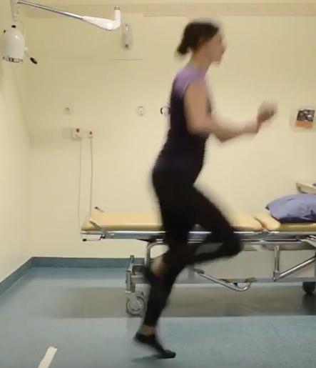 Kullakin suorituskerralla potilas hyppää yhden hypyn yhdellä jalalla ensin