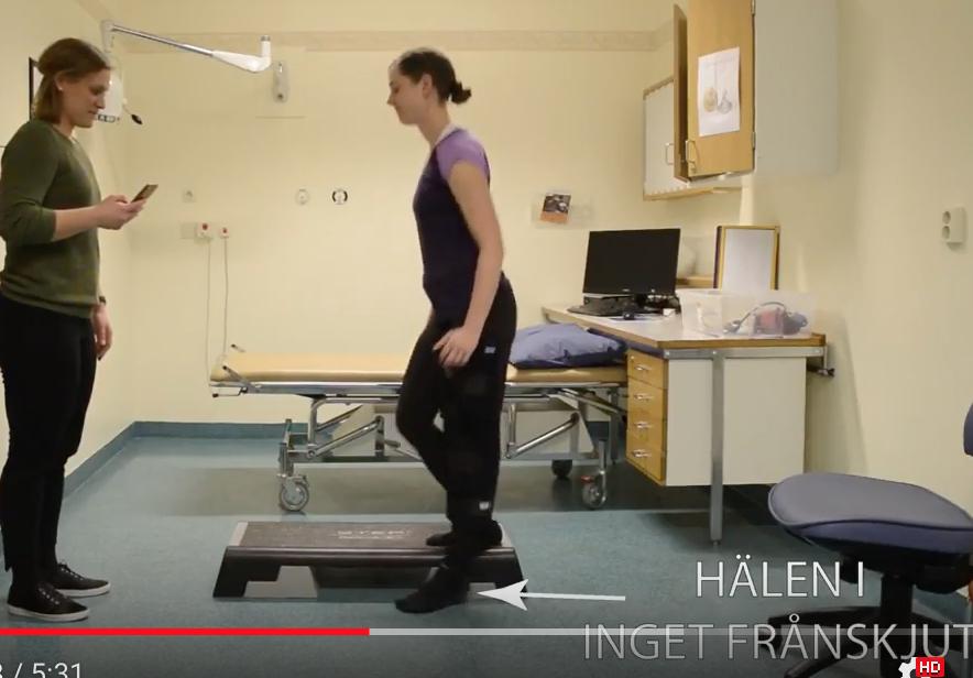askelluslaudalle. Dynamometri asetetaan malleolien väliin potilaan kantapään alle.