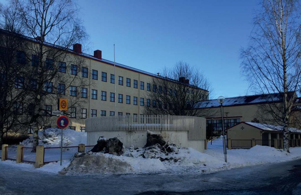 Asemakaavamuutoksista huolima a sama rakennus toteute in lähes muu uma omana ton lle eri paikkaan ja 180 aste a kääntyneenä. (Kuva vasemmalla: Rakennushistoriaselvitys.