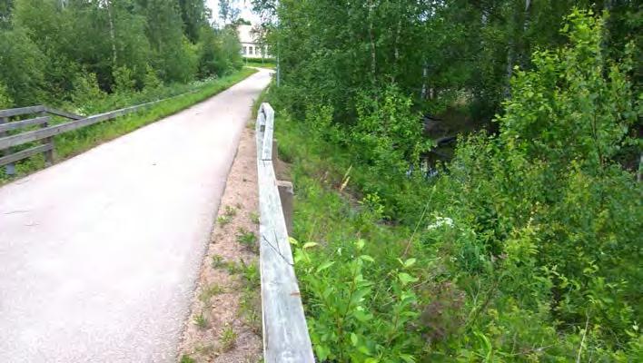 Suuri Rantatie koulun kohdalla, kaakosta.