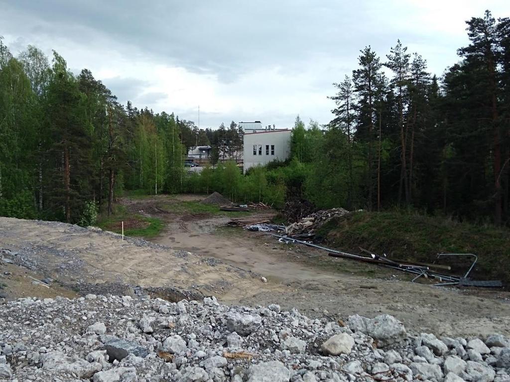 3 1.4 Selostuksen sisällysluettelo Rakentamaton kaavamuutostontti toukokuussa 2019 Vt 14 kevyenliikenteen väylältä kaakkoon. Taustalla rakennettu kortteli 13-31-4. 1 PERUS- JA TUNNISTETIEDOT... 1 1.