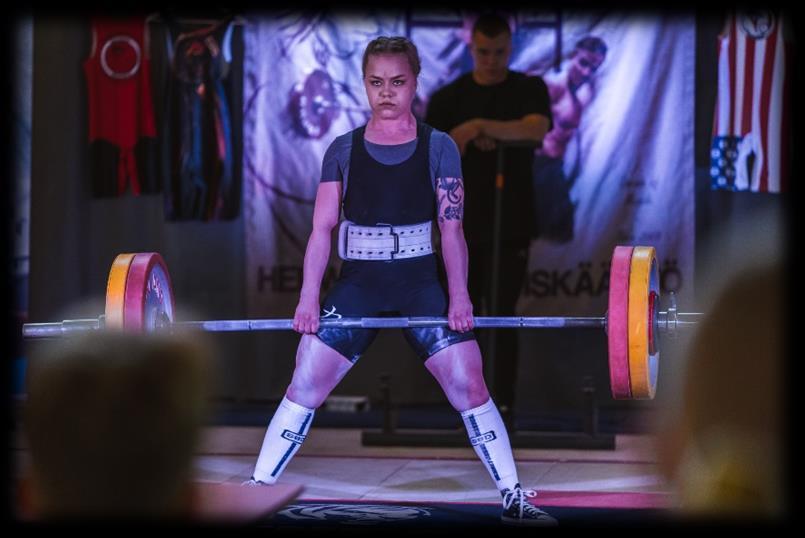 Hopealle itsensä kairasi Kuopion Painonnostajien Jere Savolainen (641,29 IPF-pistettä ja 677,5 kg) ja pronssille Pietarsaaren Voimailijoiden Rickard Byggmästar (640,83