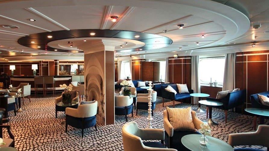 Lisäksi laivalla on yhteensä seitsemän eri loungea