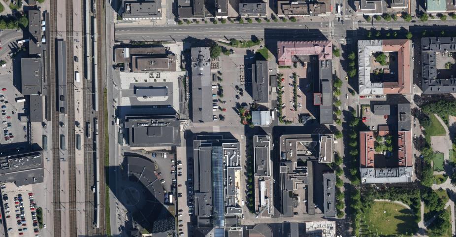 6 2. LÄHTÖKOHDAT 2.1 Selvitys suunnittelualueen oloista 2.1.1 Alueen yleiskuvaus Kaava-alue sijaitsee Tullin kaupunginosassa (XVII) kaupungin ydinkeskustassa rautatieaseman itäpuolella.