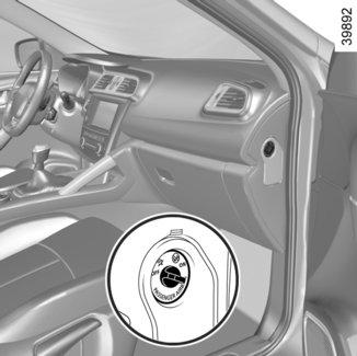 LASTEN TURVALLISUUS: etumatkustajan turvatyynyn toiminnanesto-sallinta (1/3) 1 2 Etumatkustajan turvatyynyn (airbag) toiminnanesto (jos varusteena) Ennen turvaistuimen asennusta etumatkustajan