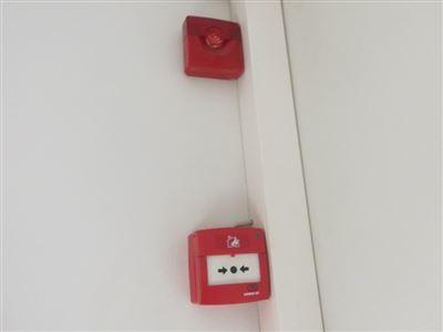 Suositus on että palovaroittimia asennetaan jokaiseen makuuhuoneeseen ja poistumisreitille, kaksikerroksisessa asunnossa palovaroitin tulisi olla jokaisessa kerroksessa.