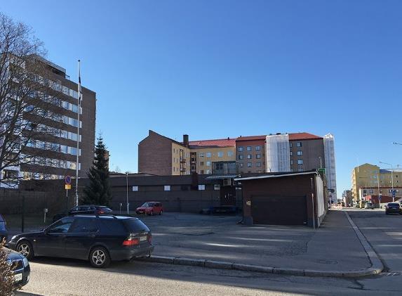 Vasemmalla: Tapionkadun ja Pinninkadun rakentamaton kulma. Oikealla: Tapionkatua ja tontin pohjoisosaa.