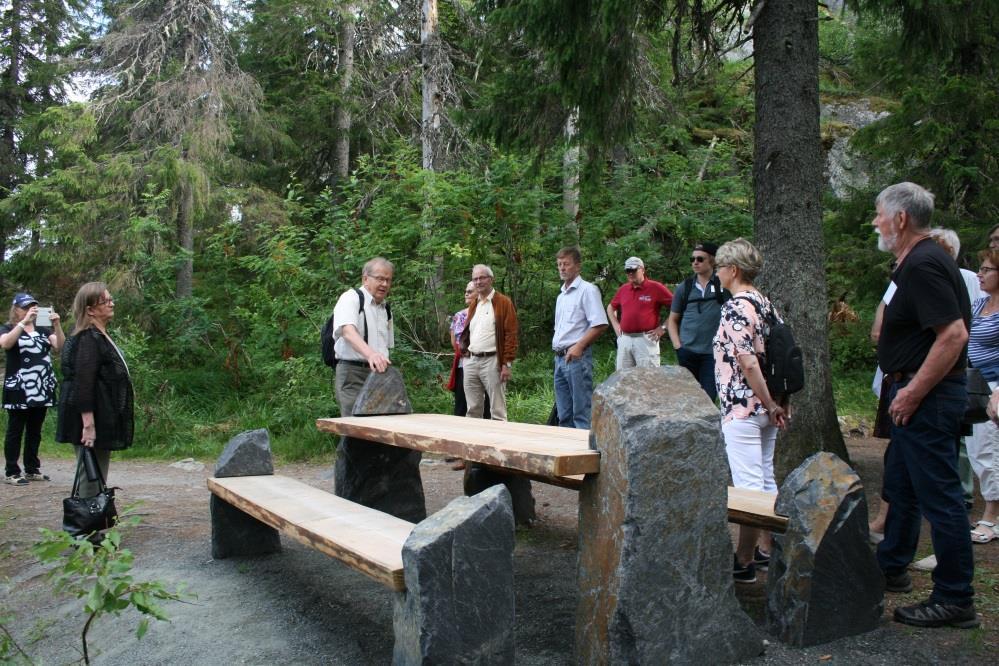 Hallituksen jättäneet varapuheenjohtaja Raimo Saarelainen ja jäsenet Leea Hiltunen, Leena Rauhala ja Osmo Turunen saivat puheenjohtajan kiitokset ja ansaitut huomion