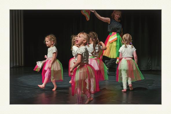 Tanssia lapsiryhmässä Mitä lapsiryhmän tanssitunnit ovat? Tanssiharrastuksen lapsiryhmässä voi aloittaa silloin, kun lapsi on valmis ja halukas jäämään tanssitunnille ilman vanhempiaan.