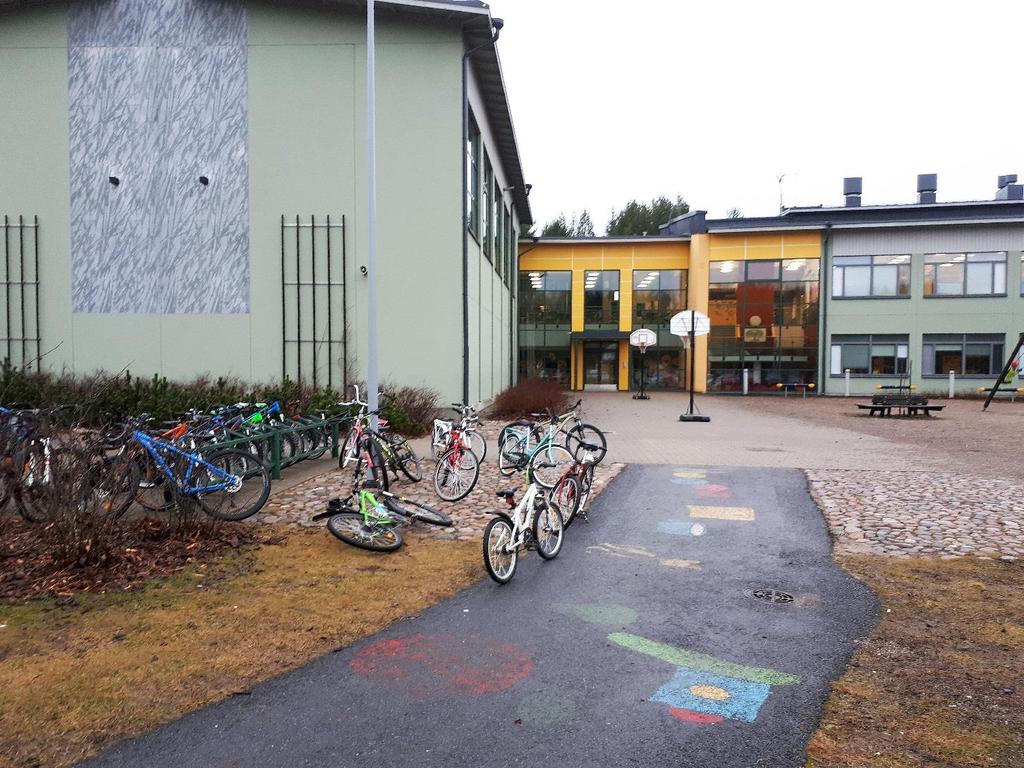 13/53 Lappeen koulun piha-aluetta marraskuussa 2018 3.1.3 Liikennejärjestelyt Liikenneverkko Ruoholammen kaupunginosan pääliikenneyhteytenä Lappeenrannan keskustan suuntaan toimivat Merenlahdentie ja sen jatkeena oleva Orioninkatu.