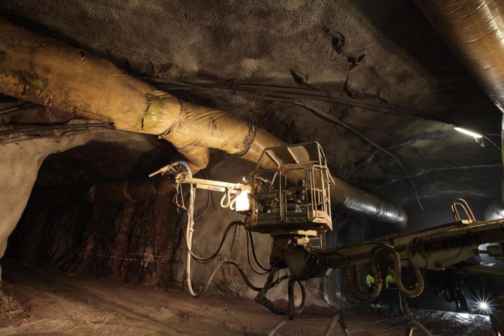 17 Kuva 6. Kuvassa ruiskurobotti Ruoholahden työmaalla ja tunnelin varusteluja. Kuva: Timo Kotineva 2.