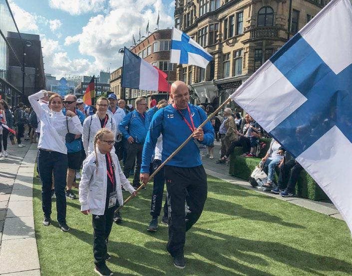 TEEMU LAKKASUO Suomen lippua avajaisissa kantoi munuaisen isältään Karilta saanut Jade Kangasniemi. Elinsiirron saaneet menestyivät MM-kisoissa Johanna Kankaanpää voitti kaksi kultaista mitalia.