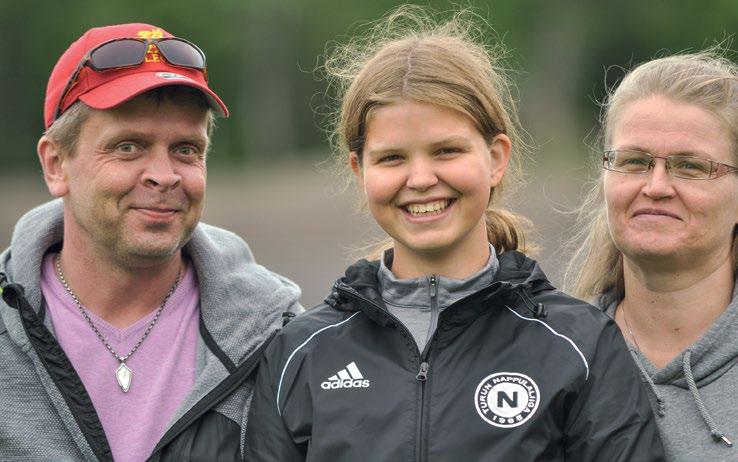 Timo och Pauliina Nyholm stöder ivrigt Alinas idrottshobbyer.