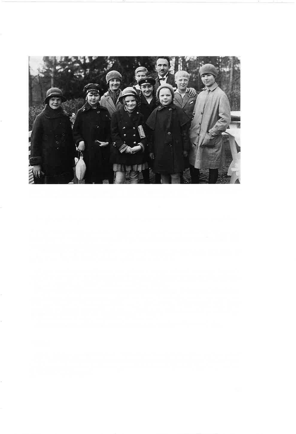 Sirpo retkellä lapsioppilaiden kanssa 1927 Monrepoossa. Sirpan vieressä oikealla hänen poikansa Willy. Edessä keskellä Sirkka Jämsä (Gestrin), kuvan tallentaja.