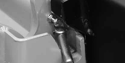Sähköhydrauinen toiminto vapauttaa ukitustapit myös koneen moottorin oessa sammuneena kunhan virta on päää.