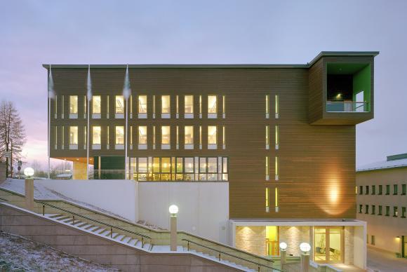 PILKE Sijainti: Ounasjoentie 6 (Arktikum-aukio), 96200 Rovaniemi Alueen / rakennuksen käyttötarkoitus: Toimisto- ja näyttelyrakennus Pinta-ala: 5 589 br-m² Rakennukset: Yksi 4 -kerroksinen toimisto-