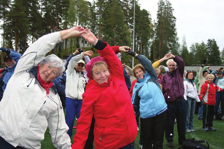 Kuvassa Kuopion nivelpiiriläisiä opastetaan kuntosaliharjoittelun alkuun.