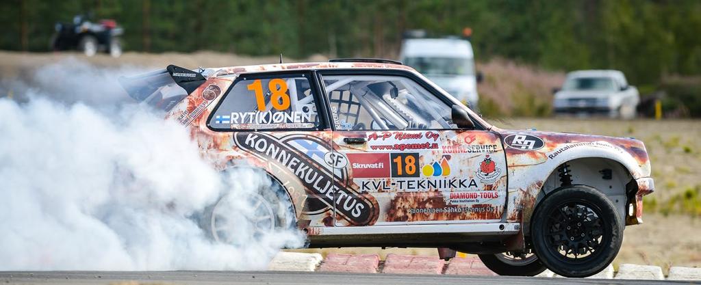 Juha Rytkönen ajoi Autokrossi-luokan suomenmestaruuteen Toyota Starletilla. Kouvolassa alla on SuperCar-luokan Ford Fiesta.