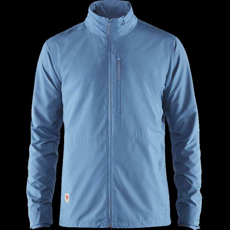 lämpimissä olosuhteissa. Mukautuvasta, nopeasti kuivuvasta polyesterimateriaalista (osittain kierrätetty) valmistetun takin yksinkertainen, konstailematon malli pitää painon minimissä.