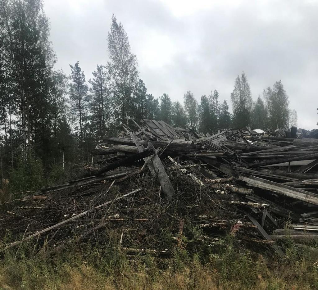 Kuva 3. Alueella tapahtuvaa kierrätystoimintaa Liikenne Alue rajautuu Teollisuustiehen.