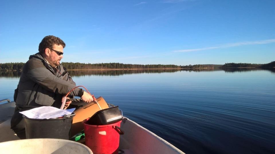 1 Järvisedimentin ja suoturpeen ominaisuudet Hietasen sedimentistä ja Raiskionsuon turpeesta otettiin osanäytteet kuiva-ainepitoisuuden määrittämistä varten näytteenottopäivän iltana.