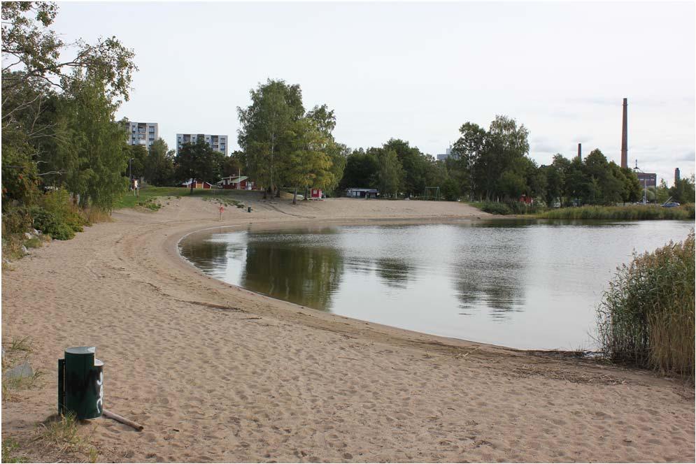 27 Kuva 13. Mansikkasaaren uimaranta. (Heidi Kangasluoma) Mansikkasaaren uimaranta on rantatyypiltään osittain luonnon muokkaama ja osittain rakennettu. Hiekkarannan pituus on 100 metriä.