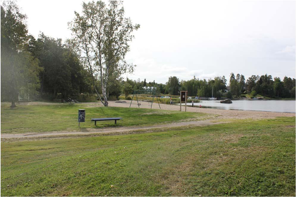 31 Kuva 17. Isolahden uimaranta. (Heidi Kangasluoma) Isolahden uimaranta on osittain luonnon muokkaama ja osittain rakennettu. Hiekkarannan pituus on noin 70 metriä.