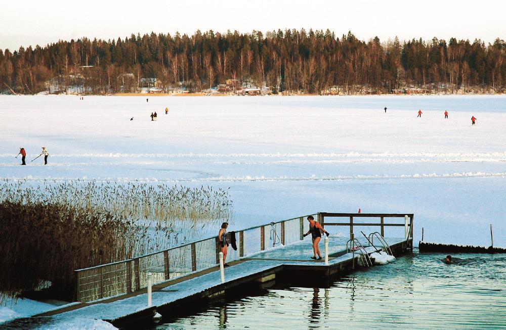 Talviharrastuksia jäällä Talvisin jäällä voi hiihtää, kävellä, pilkkiä tai