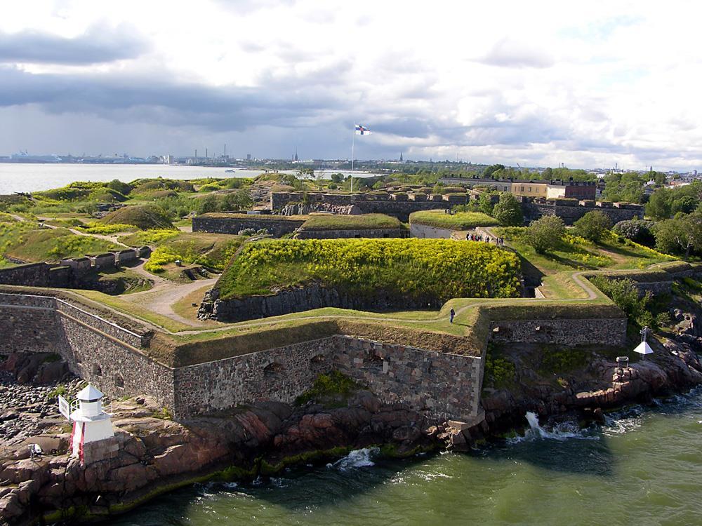 Suomenlinna on UNESCON maailmaperintökohde Suomenlinnassa vierailee