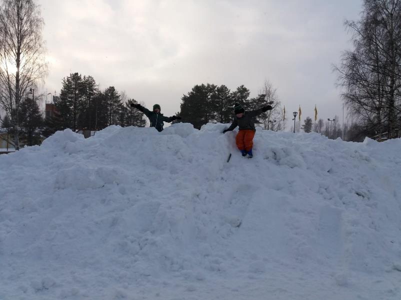 Kävimme myös kirjastossa, jossa Päivi kertoili hölmöläistarinoita.