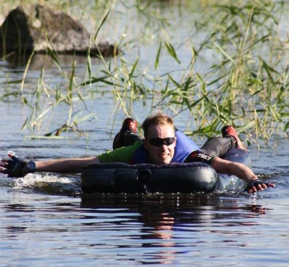 puhelimen akun tulee olla täynnä, ja sen tulee olla vedenpitävästi pakattuna. Tähän tarkoitukseen on olemassa erilaisia suojapusseja, tai voit laittaa puhelimesi esim.