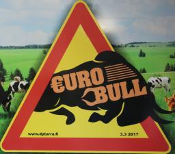 sitten Euro-Bull Oy:n. Yhteisessä 3700 neliöisessä navetassa on paikat 850 lihasonnille. Kummallakin yhtiömiehellä on tämän lisksi kotitilallaan oma nautakas- vattamo.