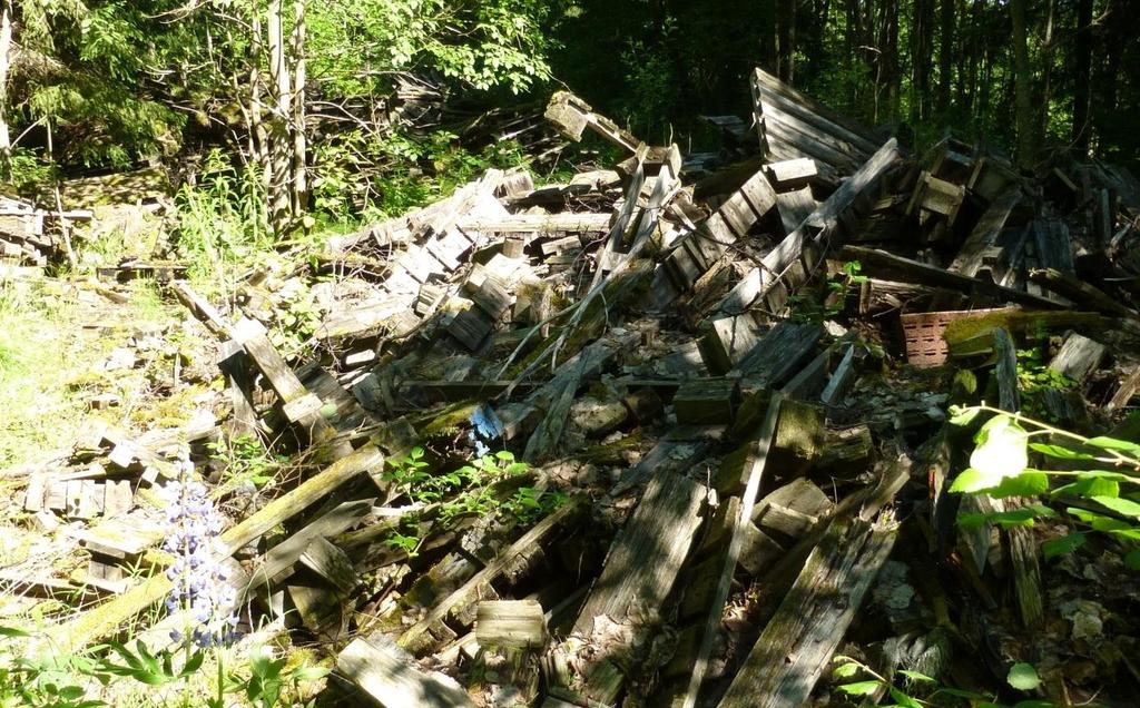 luonnontilaisuutta heikentää kuitenkin alueella oleva luvaton kaatopaikka, jossa on pääasiassa puujätettä, kuten kuormalavoja, mutta myös muuta jätettä.