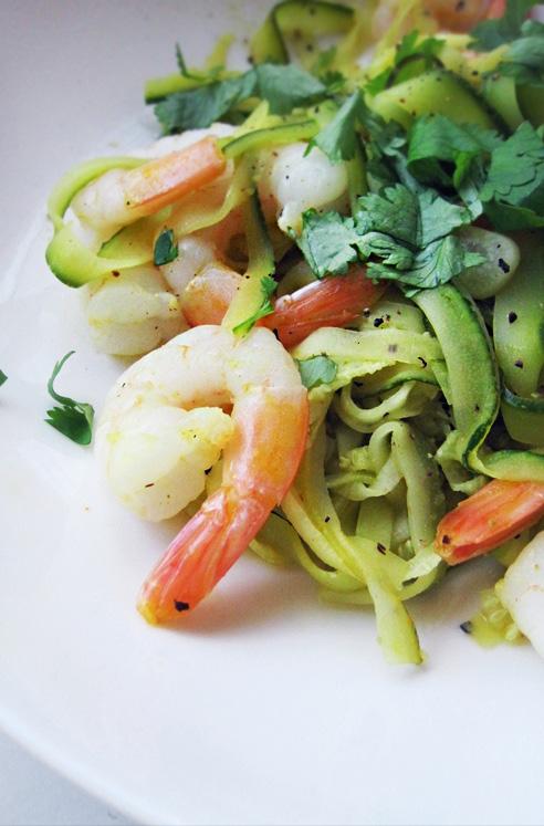 Rapu-kesäkurpitsa "pasta" "PASTA" 1 kesäkurpitsa jättikatkarapuja (tai tavallisia katkarapuja) 1 rkl öljyä muutama valkosipulinkynsi 1 sitruuna tuoretta korianteria tai esim.