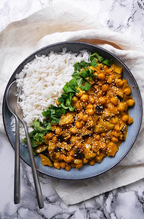 Munakoisokikhernecurry CURRY 2 3 dl kypsiä kikherneitä tai papuja 1 munakoiso 1 sipuli 2 3 valkosipulinkynttä 1 dl kookoskermaa 1 2 rkl currytahnaa 1 tl kurkumaa 1 tl savupaprikaa 1 tl jeeraa 1/2 tl