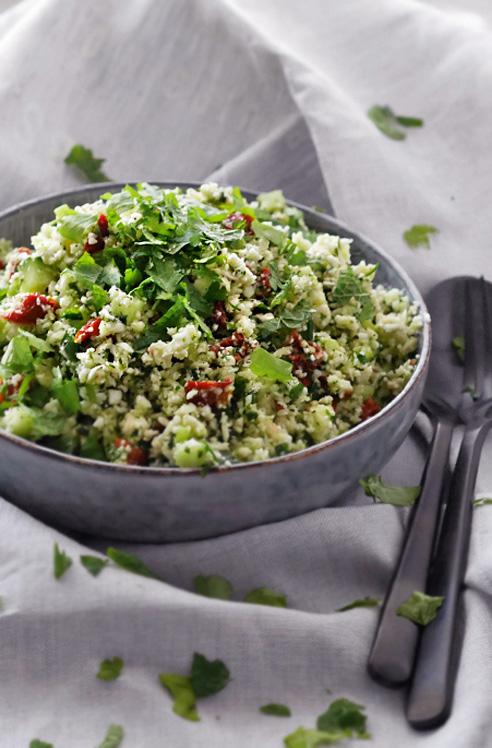 Kukkakaaliminttutabbouleh SALAATTI 1 keskikokoinen kukkakaali reilusti tuoretta lehtipersiljaa reilusti tuoretta minttua 1 dl aurinkokuivattuja tomaatteja 1/2 kurkku 2 kevätsipulin vartta KIRPEÄ