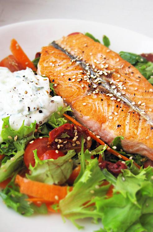 Teriyaki-lohisalaatti SALAATTI lohifile tai kanafile marinadi: - 1 rkl teriakikastiketta - 1 rkl seesamöljyä - 1 rkl sitruunamehua friseesalaattia rukolaa kirsikkatomaatteja aurinkokuivattuja