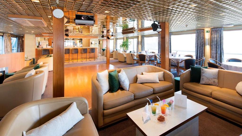 Laiva Palvelut Ylemmällä kannella sijaitsevat sekä Lounge-bar keulassa