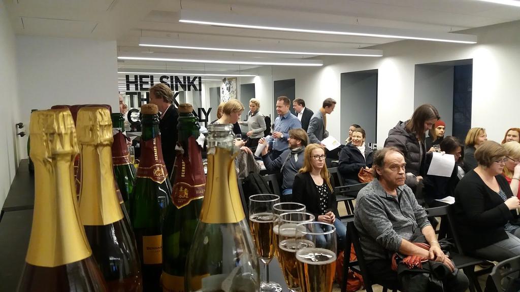 jakamistalous on kaupunkipeliä : sitä rakennetaan kaupunkikohtaisesti, yritys ei voi laajentua maa vaan kaupunki kerrallaan Yhteinen keskustelu all male -paneeli - miksei mukana naisia?