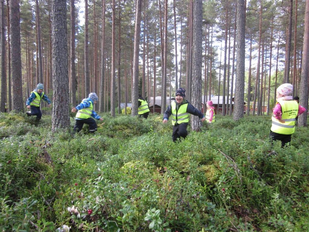 18 Lapsi oppii leikkimällä jäljittelemällä, liikkumalla ja tutkimalla sekä ilmaisemalla itseään taiteellisen kokemisen ja tekemisen kautta.