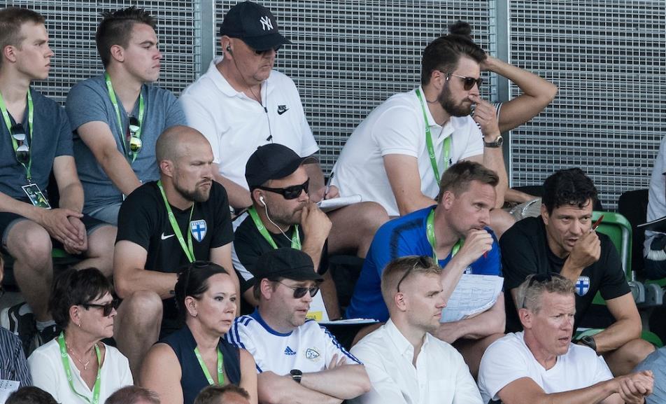Ottelun aikainen toiminta - Jatkuva puhelinyhteys katsomo videokuvaaja vaihtopenkki -