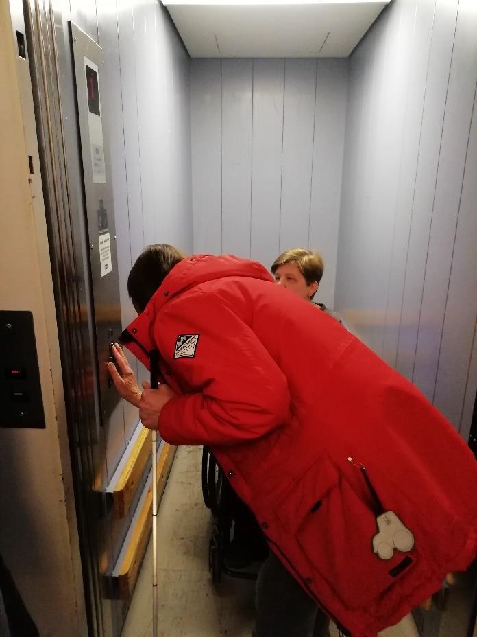 peruuttaa hissiin pyörätuolilla, jotta hän pystyisi sulkemaan hissin ulko-oven, mikä sekin oli vaikeaa oven painavuuden vuoksi.