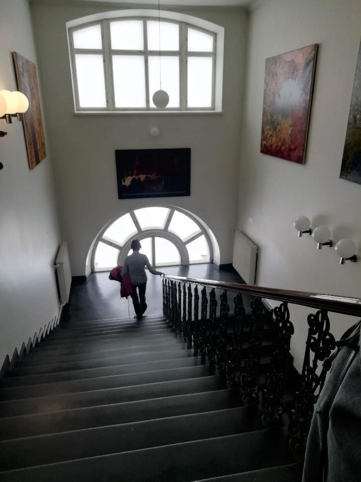 Taidemuseon portaissa on jatkuva kaide, josta ei tarvitse irrottaa otetta välillä. Portaat ovat tarpeeksi loivat ja leveät. Kuva: Henna Karhapää (maaliskuu, 2019) 5.8 