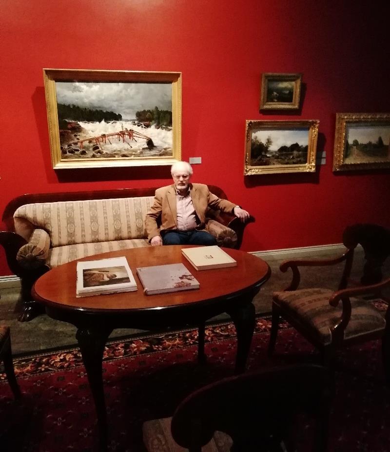 Kuva: Henna Karhapää (maaliskuu, 2019) Taidemuseon kokoelmiin kuuluvilla antiikkisohvilla ja tuoleilla saa istua.