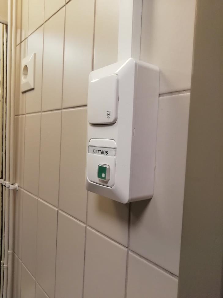 Esteettömästä WC-tilasta löytyy hälytyspainike, jota painaessa oven ulkopuolella oleva hälytysvalo syttyy ja tieto hälytyksestä menee päivystävälle kiinteistönhoitajalle.