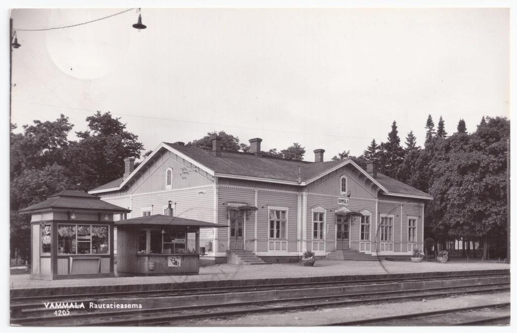 KUVA 8: Vammalan asema 1960. KUVA 9: Vammalan asema 2014.