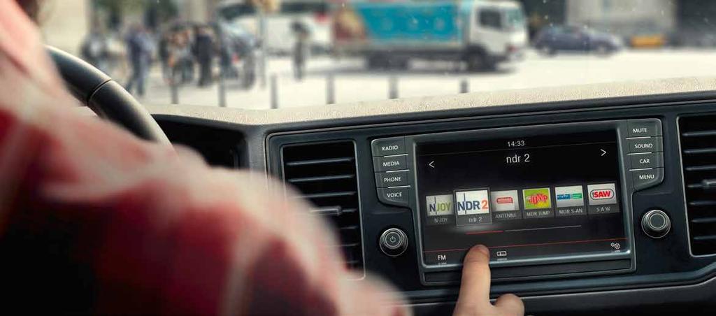 Infotainment. Infotainment -järjestelmä tekee tällä pakettiautolla ajamisesta tavallisesta poikkeavan kokemuksen. Järjetelmää käytetään kahdeksan tuuman kosketusnäytöllä tai äänikommennolla.