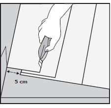 kuva 12: Mittaa ja kavenna viimeisen rivin lankut oikean levyisiksi. Jätä 5 mm liikuntavara seinään.