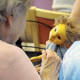 Tutkimuskatsaus taiteen vaikutuksista Aging & Mental Health - lehdessä julkaistussa systemaattisessa kirjallisuuskatsauksessa tarkastellaan tutkimuksia taideinterventioiden vaikutuksista dementiaa